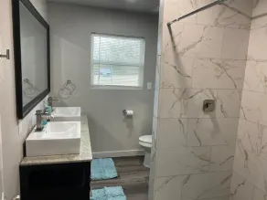 Luxurious and spacious house built for entertainment 5 min walk to lake! - Image 5