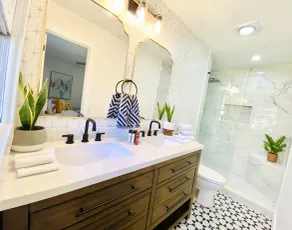 Modern and Stylish Creekside Retreat Home - Walk to Downtown - Image 4