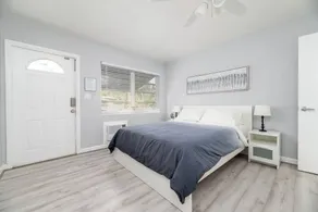 The Dolphin Studio at Lake Ridge - Image 5