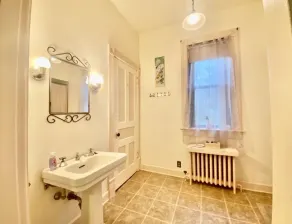 Historic 1884 Victorian Downstairs Unit. Walk to everything! Close to elk! - Image 4