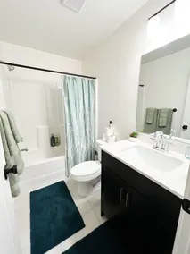 ✨Cozy and Modern 4BD Townhome 📺 w/ 86 inch Television ✨  - Image 4