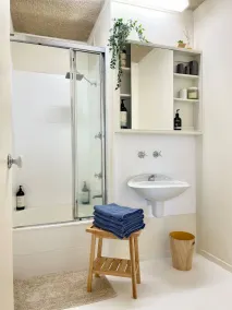Beautiful 2 Bedrooms w Kitchen & Carpark 🌹 - Image 3