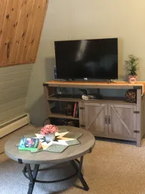 Rustic and charming apartment above detached log garage. 10 mins from<br>A.S.V. - Image 2
