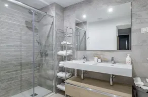 Modern 3 bedroom penthouse with mountain and sea views. - Image 2