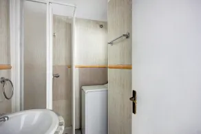 Posh Apartment in Central Location - Image 4