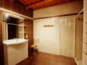 Gîte de Charme en Pierre avec Poêle à Bois, Grand Terrain - Image 4