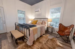 Charming farmhouse, full kitchen, private back deck, fire pit, quiet area - Image 4