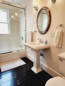 Comfortable and conveniently located. - Image 3