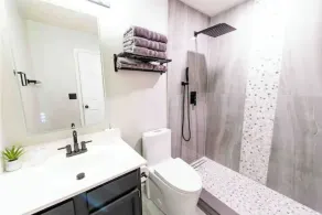 Spacious home, game room. pool table- basketball court. 2 King beds,Free parking - Image 5