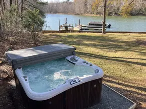 Castaway Cove—5-Bed Lakeside Retreat—Hot Tub—Fire Pit! - Image 4
