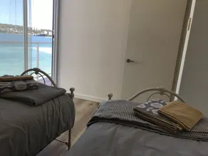 Waterfront apartment with stunning views over Manly beach - Image 4