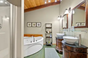 Beautiful LOG HOME-Poker & Pool Table, Xbox,  Firepit,Jacuzzi tub,Week Specials! - Image 3