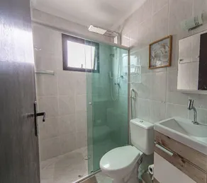 Apto com Piscina e Vaga a 750m da Praia da Enseada - Image 3