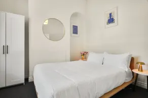 Charming 2-Bed Home with Outdoor Space in Cremorne - Image 3