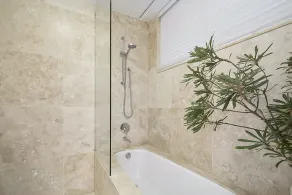 Top floor studio - The Perfect Couples Retreat.  Walk to beach. - Image 2