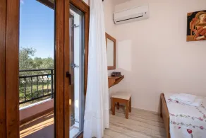 Spacious villa with jacuzzi in Sfakaki - Image 3