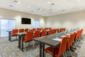 Holiday Inn Express and Suites Ottawa - Image 3