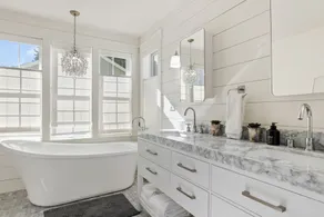Serene 5BR Farmhouse Retreat in Shoreline Perfect for Gathering & Relaxing - Image 3