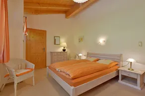 3-room apartment - 82 sqm upstairs - for 6 pers. (max. 4 adults and 2 children), sep. Entrance, parking lot - Image 4