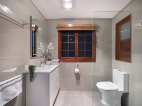Charming 3BR Inner City Haven Highgate Hill - Image 3