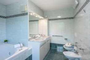Encantadora villa apta para familias con terraza, jacuzzi y jardín | Vistas al agua | Admite perro - Image 3