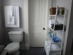 Downtown Victorian Flat Great Location and free Parking - Image 4