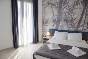 Deluxe Suite 3 with Shared Pool and Private Balcony - Image 5