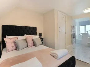 4 bedroom accommodation in Mundesley - Image 4