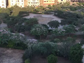 Apartamento familiar com 2 quartos e um terraço com vista para um jardim. - Image 2