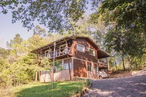 A property with a cabin and birdsong. - Image 5