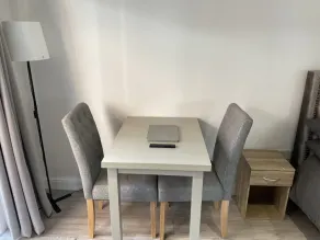 Modern Cosy Room Close to city centre Free Parking - Image 2