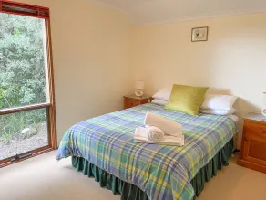 Treehouse - Only 100 metres from famous Long Beach - Image 5