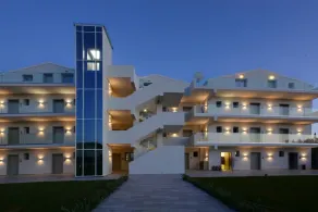 V Luxury Suites - Image 3