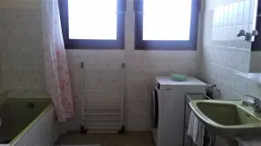 Large apartment near the center, swimming pool and leisure center - Image 2