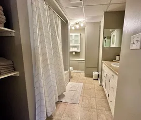 A bright suite with lots of room for fun and relaxation, just 5 minutes from the Halifax ferry! - Image 3