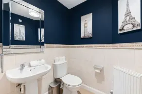 Loughton House • Prime Location • Driveway Parking • Smart TVs • Super-Fast WiFi • Yoko Property - Image 5
