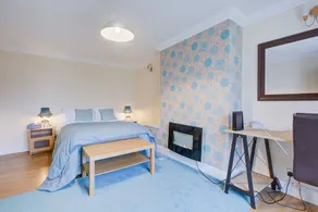 Spacious house in a quite cul de sac with parking and great location. - Image 3