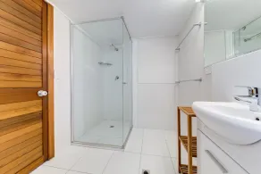 4 Seaward - 3 bedroom unit directly opposite the beach - Image 2