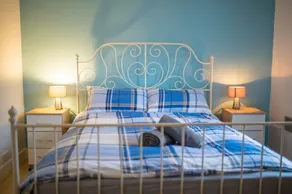 Gorgeous 3 bedroom cottage, 5 min from the centre, super fast wifi, paid parking - Image 4