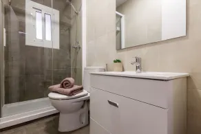 The 100sqm, sunny, 3  bedrooms, 2 baths apartment, 6pax,  in central Barcelona - Image 3