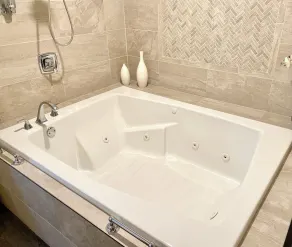 2 person jacuzzi suite with fireplace and kitchenette - Image 2
