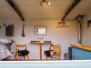 Oak Shepherds Hut - Image 5