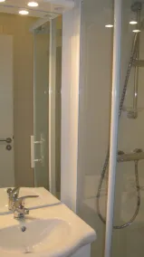 Apartamento de 60m2, varanda, piso térreo jardim de uma quinta renovada, internet - Image 2