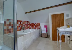 Stunning Renovated Oast House - Image 2