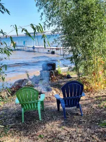 Cozy All Season Tiny house Bungalow right on the Lake  wine and brewery trail. - Image 5