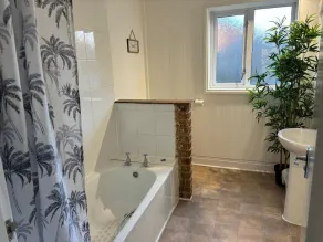 Four bedroom  in United Kingdom of Great Britain and Northern Ireland, Salisbury - Image 3