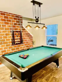 Sweet Spot - Pool table, blackout courtains - Image 2