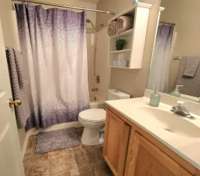 Quiet neighborhood, spacious home, near many activities. - Image 2