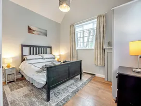 1 bedroom accommodation in Heathfield - Image 4