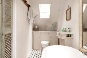 Lofty first floor barn conversion in stunning secluded setting. - Image 5
